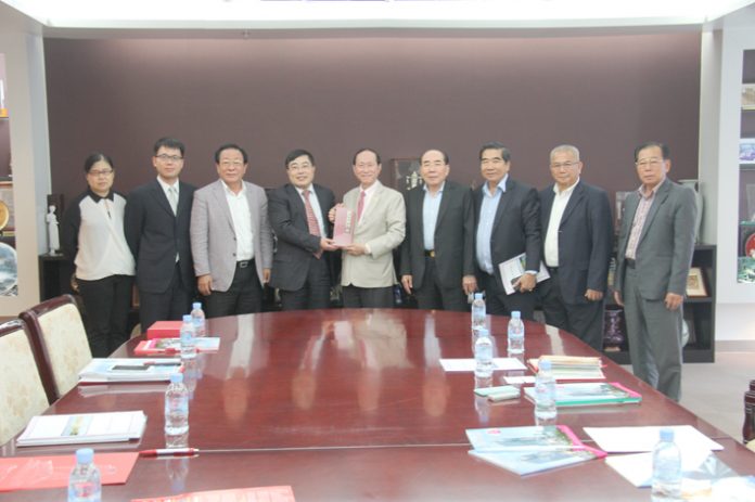 中国工业经济联合会代表团拜会柬华理事总会