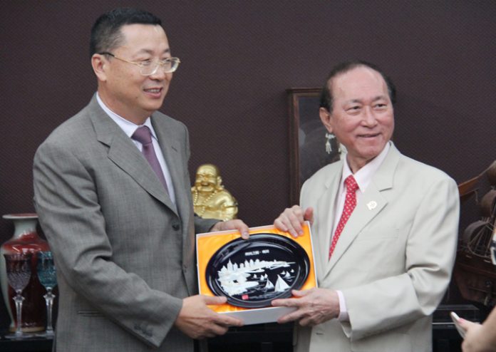 中柬企业发展投资基金会代表团拜访柬华理事总会
