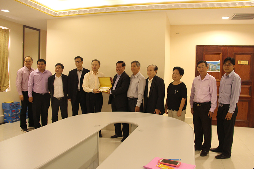 中国华侨大学访问团拜访柬华理事总会