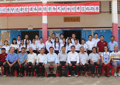 柬华总会领导和老师、学员合影