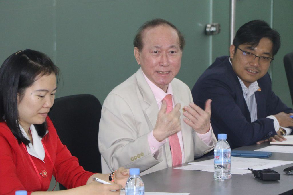 《华商日报》经理兼总编刘晓光与柬华理事总会秘书钟耀辉合作
