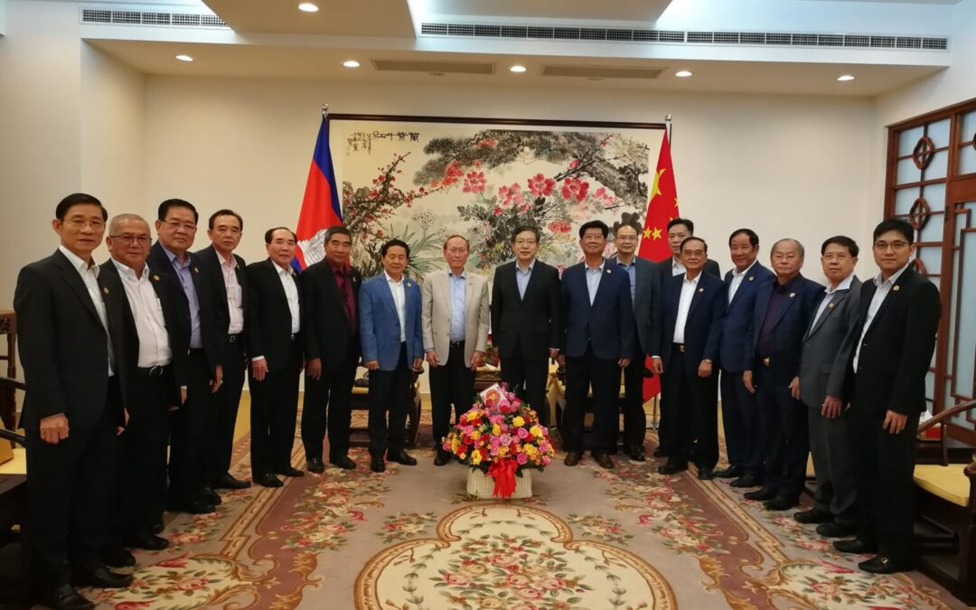 柬华理事总会向中国大使馆祝贺新春